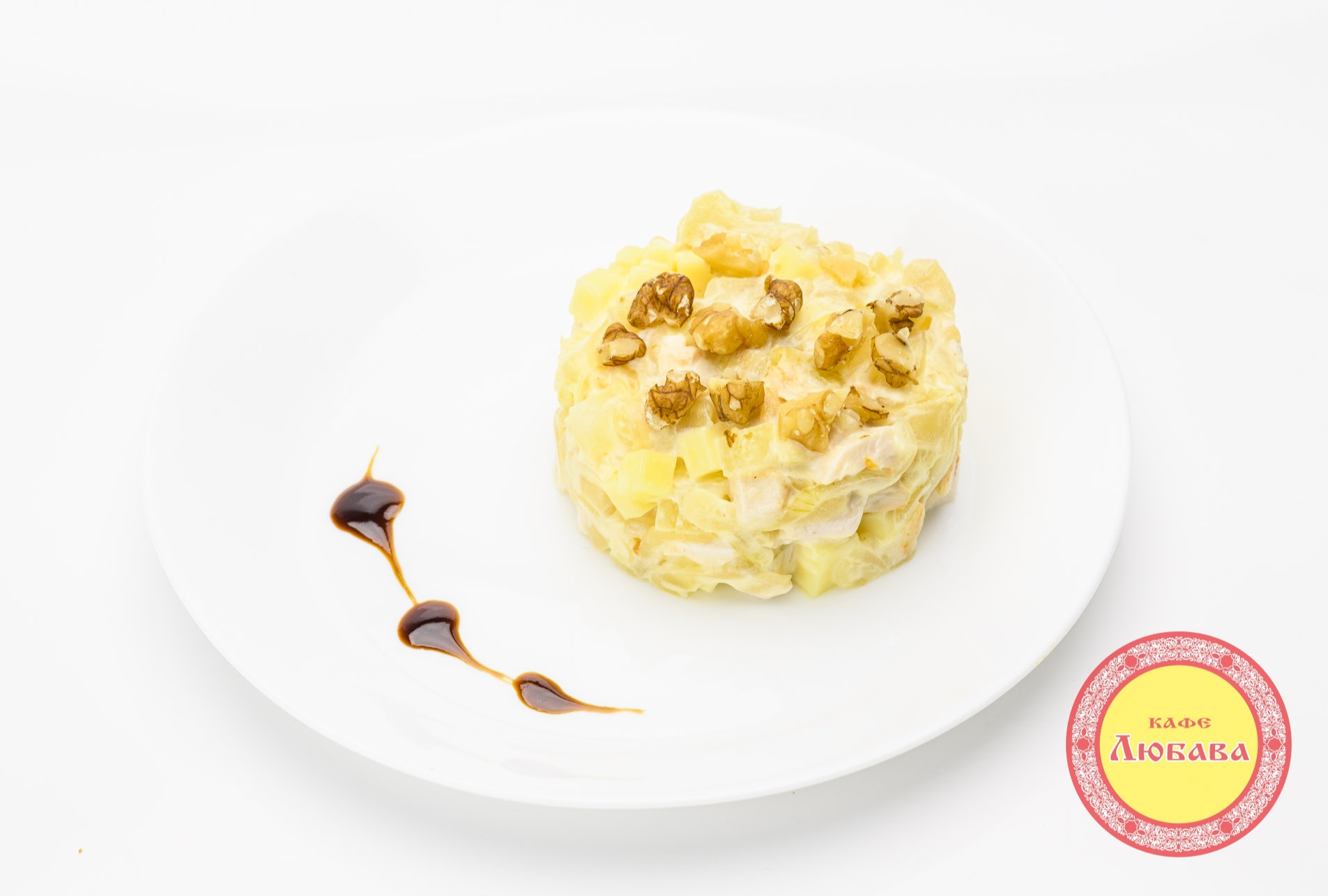 Салат с ананасами и орехом